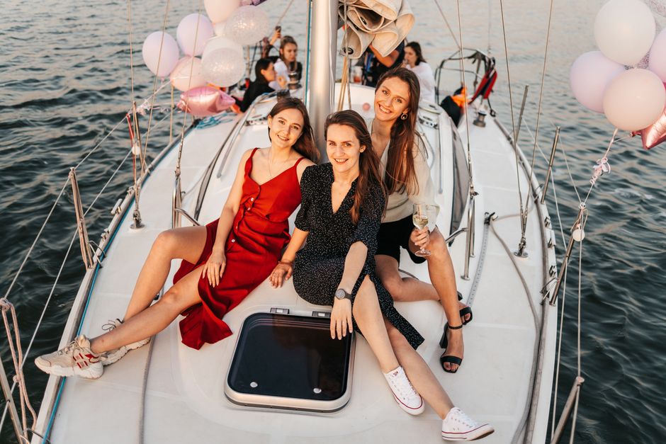 How Much Does a Birthday Yacht Party Cost for 10 Guests?